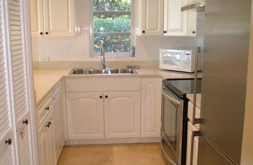 Seven Mile Beach Condo | White Sands 1-Beachfront Condo directly on 7 Mile Beach. Call Cayman Villas!