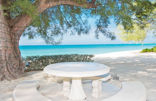Seven Mile Beach Condo | White Sands 1-Beachfront Condo directly on 7 Mile Beach. Call Cayman Villas!