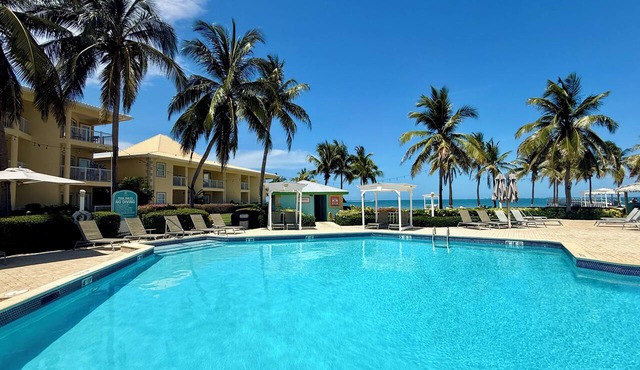 900 Sq Ft One-Bedroom Suite with Kitchen, Living Space & a 5-Mile Local Shuttle in West Bay