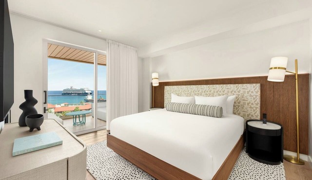 Accommodation with Free On-site Parking | 2.9mi from Camana Bay in George Town