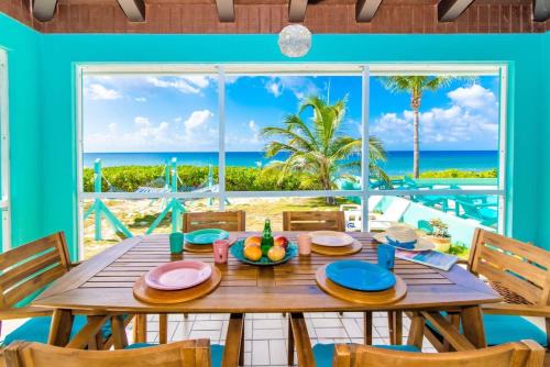 Blue Vista Villa - Oceanfront 5 Bedroom Pool Home in North Side in Old Man Bay