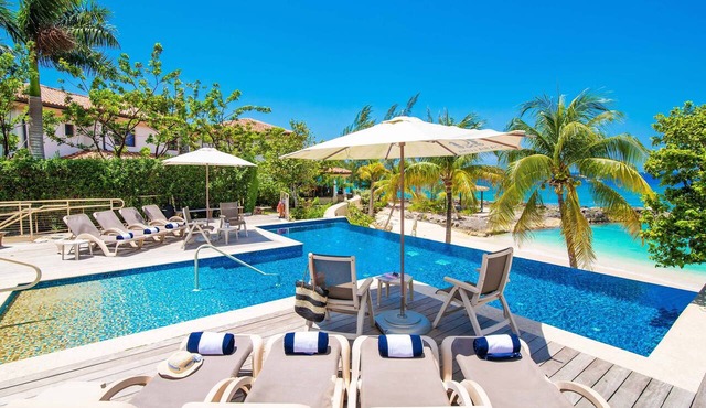 Casa Luna 4: Gated Luxury Near 7Mile Beach w/Pool, Heated Spa, and Private Beach Cove