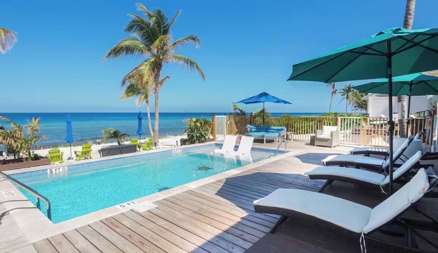 Cayman Bliss - Beachfront house private Pool & Beach Sleeps 8 Family-Friendly