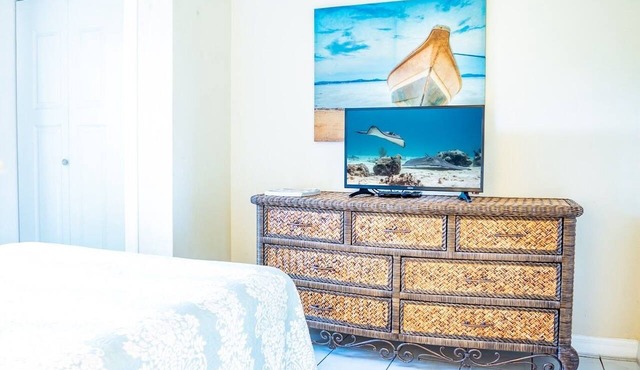 Cozy 1-bedroom in tranquil Guesthouse West Bay with AC in West Bay