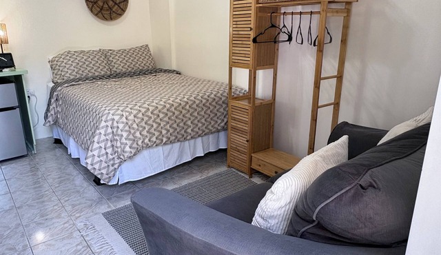 Cozy Studio Center of Island 15 Mins to George Town 6 Mins to Health City