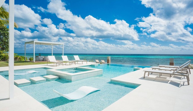 Luxury 6 Bedroom Villa on the Beach in Bodden Town