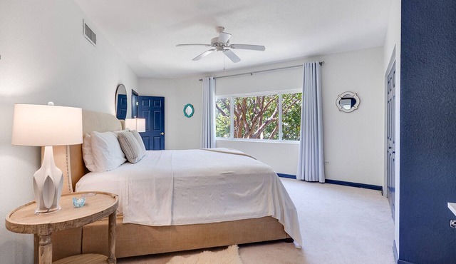 Ocean view 1BR, 1 min to beach, shared pool