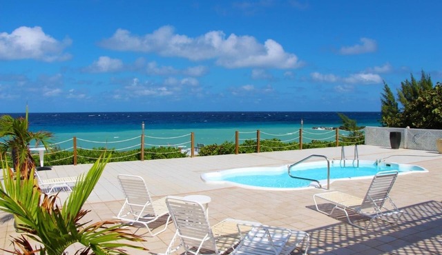 Oceanfront Oasis Villa with pool & cottage in West Bay