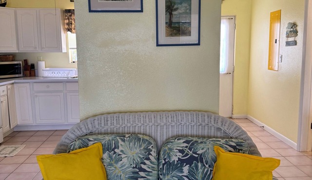 Private 2-b beachfront cottage w/hammocks, screened-in veranda, sunsets & more!