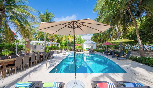 Sea Orchard Retreat: Micro-Resort Near 7Mile Beach w/Private Pool & Hot Tub in West Bay