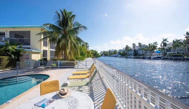 Snug Harbour View #5 - 1BR Canal Front Condo by Seven Mile Beach in George Town