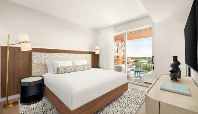 Solstice Suite w/Balcony | Available Rooftop Infinity Pool & Beach Shuttle in George Town