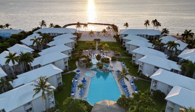 Sunset Cove 2BR/2BA Ocean Views Pool/Swim-Up Bar Hot Tub Walk to Beach! in George Town