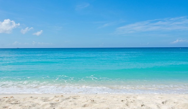White Sands 1-Beachfront Condo directly on 7 Mile Beach. Call Cayman Villas!