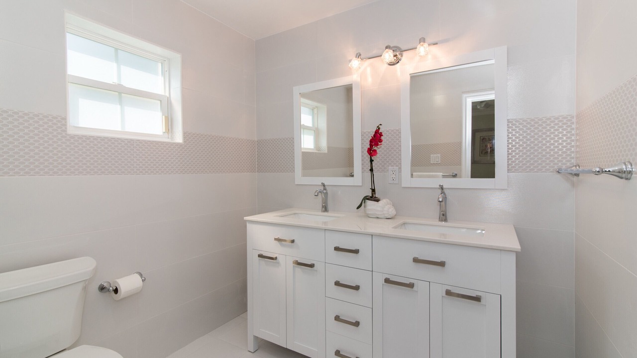 Photo of Bathroom in Seven Mile Beach