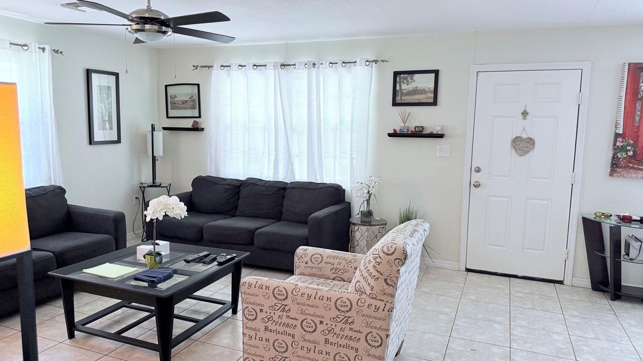 Photo of Livingroom in Seven Mile Beach