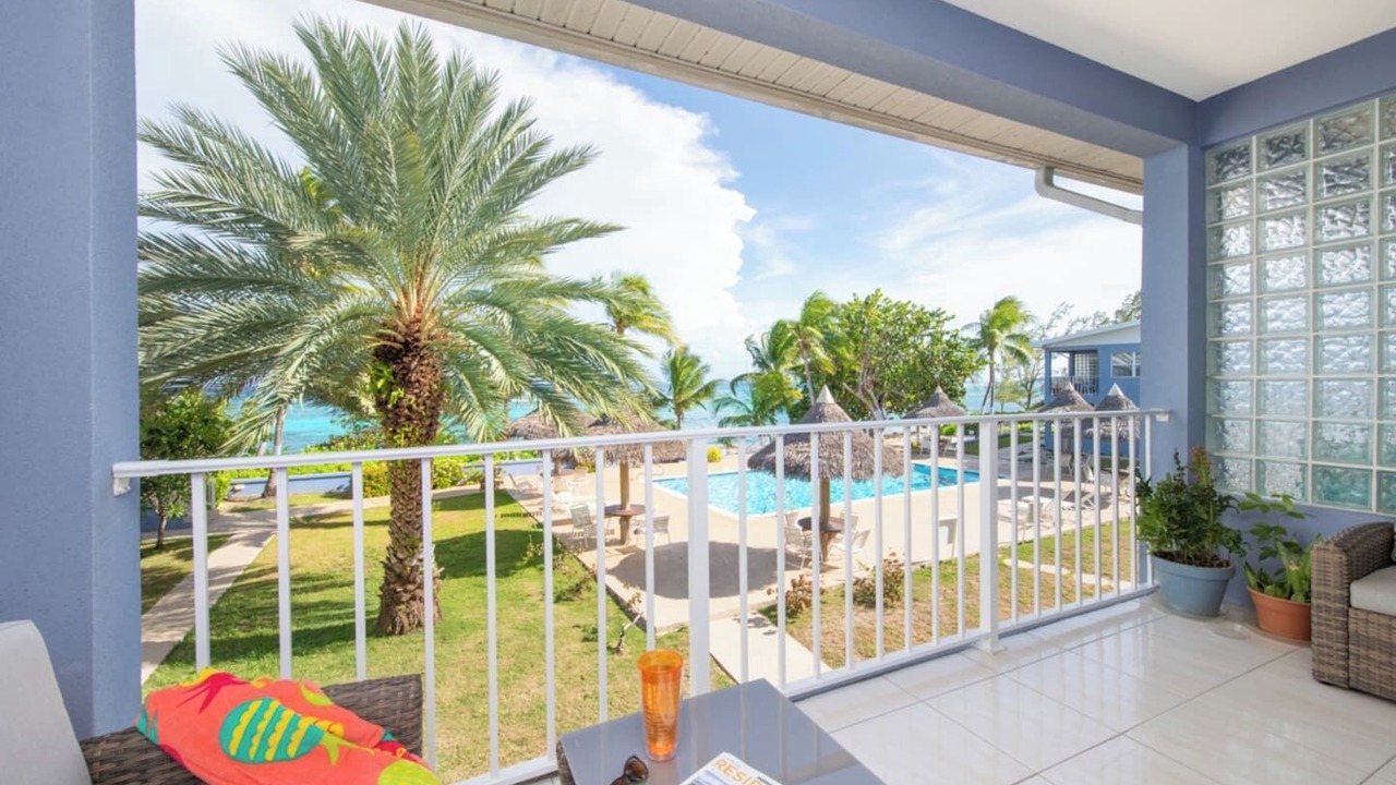 Photo of Patio Balcony in Bodden Town