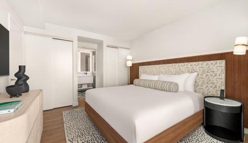 Bloom Suite with 1 King Bed & Den