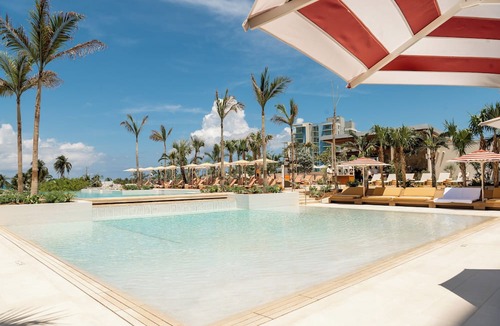 Seven Mile Beach Hotel | Hotel Indigo Grand Cayman by IHG