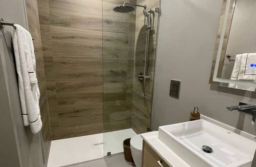 Grand Harbour Apartment | Modern Stylish 1-Bed+Den in Harbour Walk!