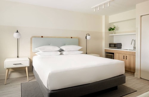 Seven Mile Beach Resort | Hampton by Hilton Grand Cayman Seven Mile Beach