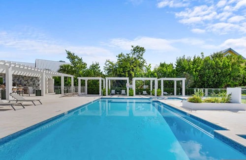 Northwest Point Apartment | Sunset Point 29 in West Bay