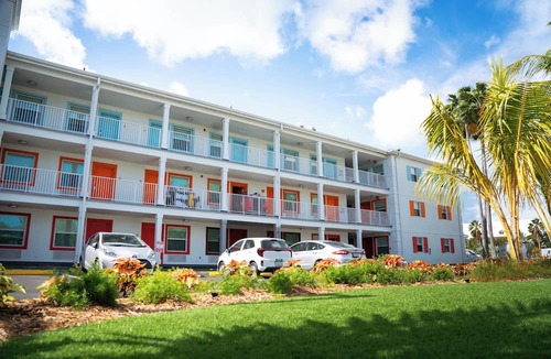 Seven Mile Beach Hotel | The Sunshine Hotel and Suites