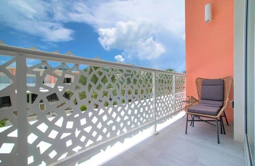 Seven Mile Beach Apartment | Stylish 1 Bd/1Bth Penthouse Apt w/Rooftop Pool