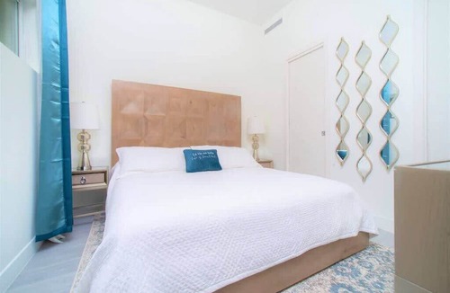 Seven Mile Beach Apartment | Stylish 1 Bd/1Bth Penthouse Apt w/Rooftop Pool
