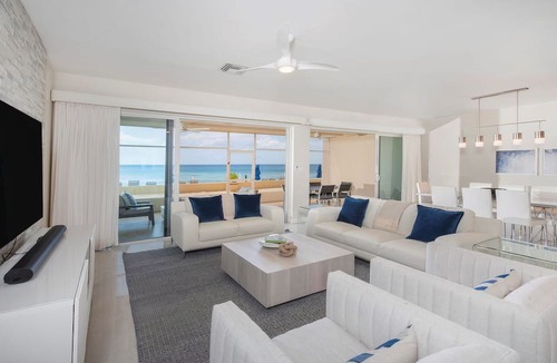 Seven Mile Beach Apartment | Laguna Del Mar