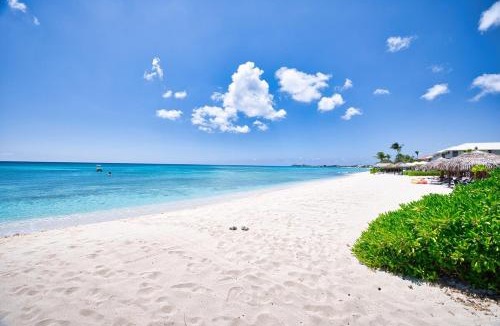 Seven Mile Beach Apartment | Beautiful Family Town Home, Walk to beach, Sleeps 6