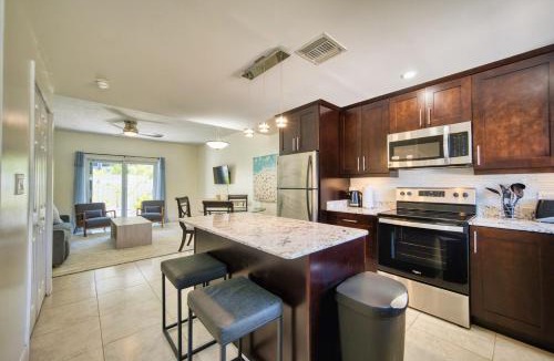 Seven Mile Beach Apartment | Beautiful Family Town Home, Walk to beach, Sleeps 6