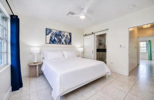 Seven Mile Beach Apartment | Beautiful Family Town Home, Walk to beach, Sleeps 6