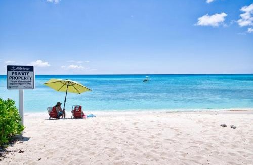Seven Mile Beach Apartment | Beautiful Family Town Home, Walk to beach, Sleeps 6