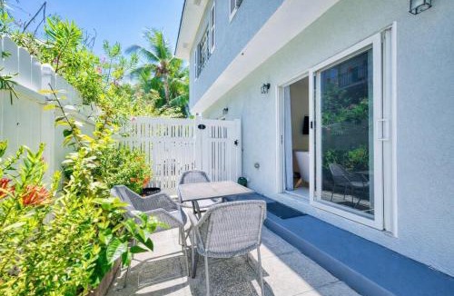 Seven Mile Beach Apartment | Beautiful Family Town Home, Walk to beach, Sleeps 6