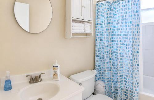 West Bay Apartment | SUITE 1, BLUE PAVILION - Steps to BEACH - NEW AC