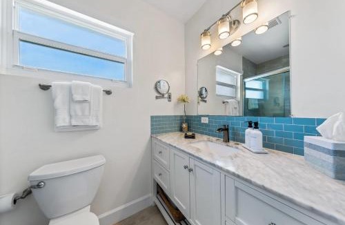 Colliers Bay House | The Blue Iguana at Cottages