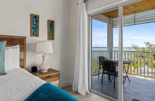 Colliers Bay House | The Blue Iguana at Cottages