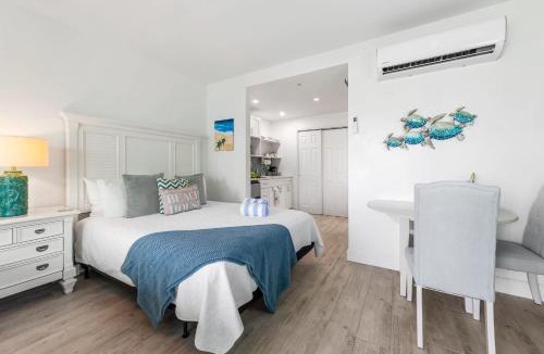 Colliers Bay House | The Turtle Nest Ocean View Studio Cottage in East End