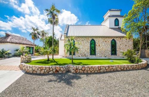North Side House | The Mastic Chapel Cottage - 2BR with Private Pool on 11 Acre North Side Estate