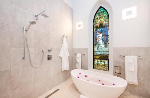 North Side House | The Mastic Cottage Collection - 7BR Estate on North Side
