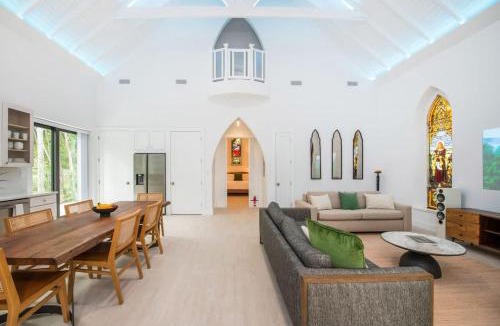 North Side House | The Mastic Cottage Collection - 7BR Estate on North Side