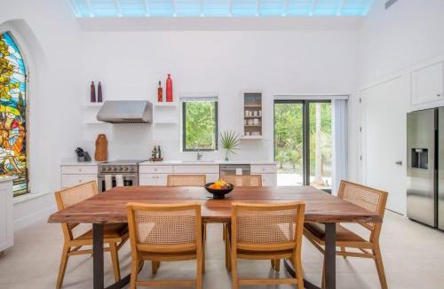 North Side House | The Mastic Cottage Collection - 7BR Estate on North Side