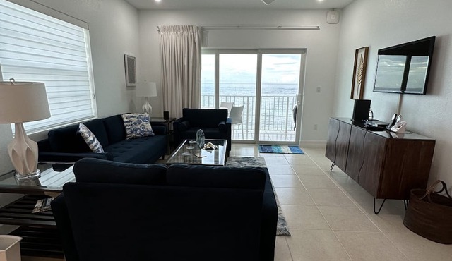 FAMILY SIZE CONDO VIEWS OF CARIBBEAN,MANY AMENITIES, FREE WIFI, NO RESORT FEES