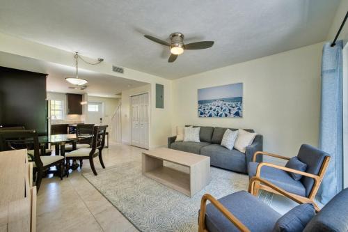 Beautiful Family Town Home, Walk to beach, Sleeps 6