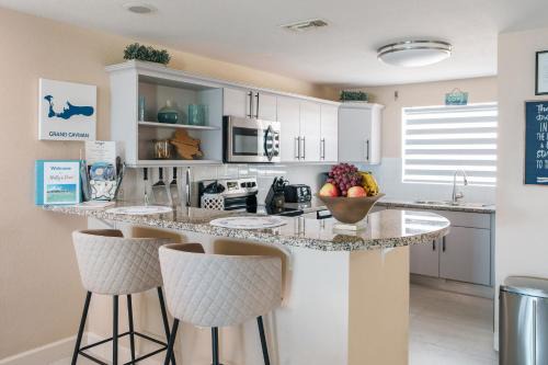 Natty's Cove Your Cozy Escape Steps to the Beach in Bodden Town